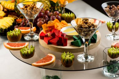 Peynir, meyve ve çerez ürün yelpazesine tatil için