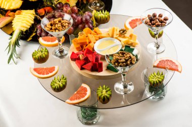 Peynir, meyve ve çerez ürün yelpazesine tatil için