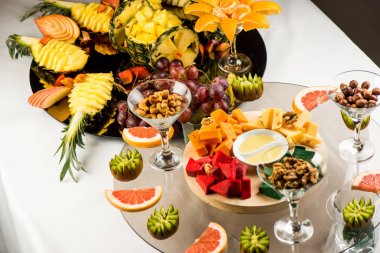 Peynir, meyve ve çerez ürün yelpazesine tatil için