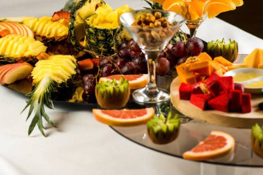 Peynir, meyve ve çerez ürün yelpazesine tatil için