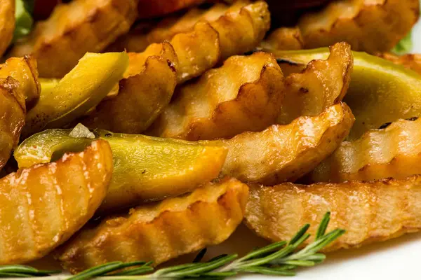 Крупный план картошки фри или чипсов, фон — стоковое фото