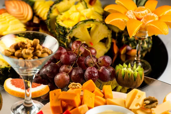 Assortiment kazen, fruit en snacks voor de vakantie — Stockfoto