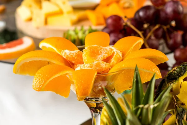 Sortiment sýrů, ovoce a občerstvení pro dovolenou — Stock fotografie