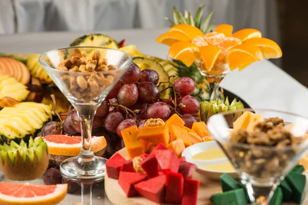 Assortiment kazen, fruit en snacks voor de vakantie — Stockfoto