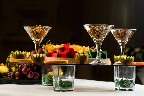 kavrulmuş fıstık beyaz zemin üzerine cam kase içinde izole