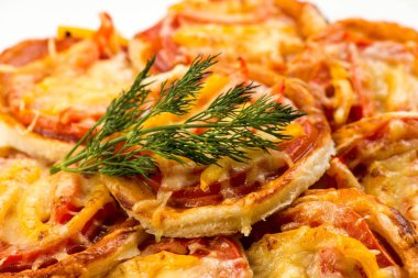 Bir taş üzerinde mini pizza hamuru denemek, beyaz arka plan üzerinde