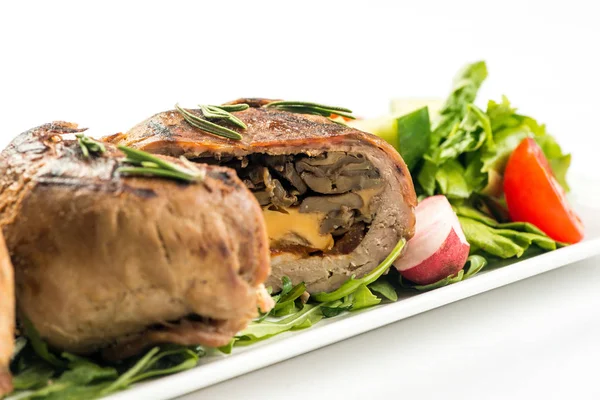 Gehakt vlees brood roll met paddestoelen en worteltjes — Stockfoto