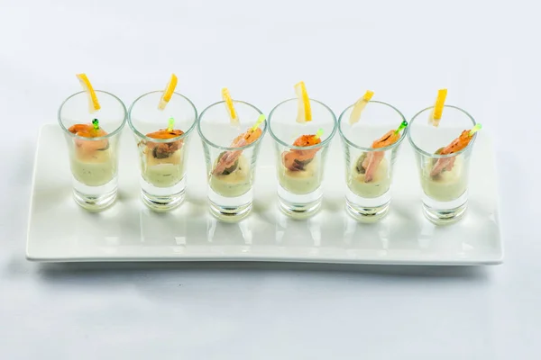 Copos individuais Cocktail Shrimp tiro com delicioso molho picante tártaro caseiro decorado com folha de salsa para jantar de Natal ou festa de coquetel, fundo bokeh, close-up — Fotografia de Stock