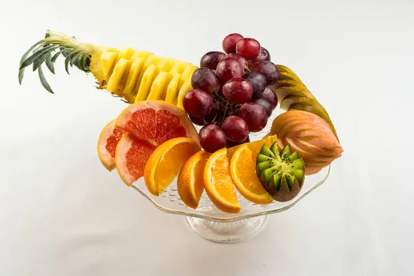 Míchané ovoce v proutěném košíku pohled shora povrchu izolované na bílém — Stock fotografie