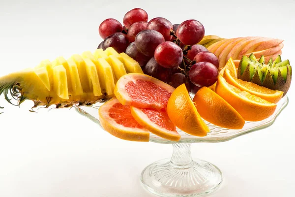 Fruits assortis dans panier en osier vue de dessus surface isolée sur blanc — Photo