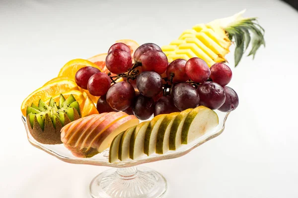Míchané ovoce v proutěném košíku pohled shora povrchu izolované na bílém — Stock fotografie