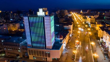 Khabarovsk. şehir merkezine sahiptir. Gece. Yukarıdan görünüm. tahta kaldırıldı