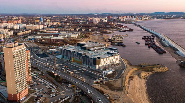 俄罗斯哈巴罗夫斯克- 2019年10月20日，哈巴罗夫斯克购物中心从顶部俯瞰风景。 用无人机拍摄。 amur河。 住宅区开拓者 — 图库照片