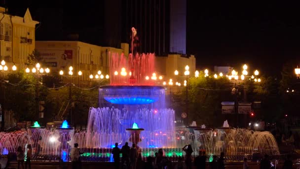 Fuentes iluminadas en la plaza principal de Jabárovsk, Rusia Plaza Lenin por la noche — Vídeos de Stock