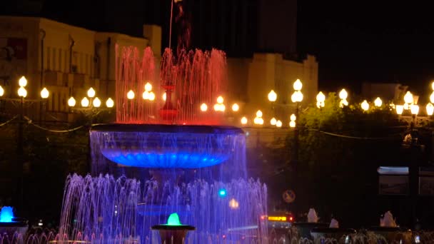Освещённые фонтаны на главной площади Хабаровска, Россия - площадь Ленина ночью — стоковое видео