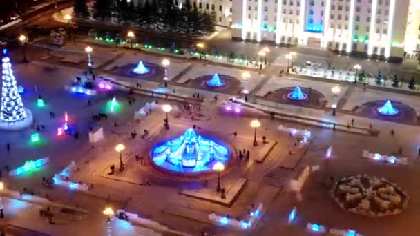 ハバロフスク、レーニン広場。上からの眺めドローンで撮影しました市内の主要なクリスマスツリーを表示します。ビデオのハイパーラプス — ストック動画