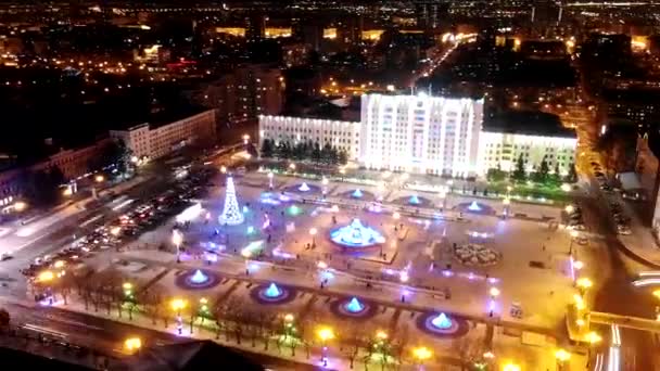 Khabarovsk, Πλατεία Λένιν. τη θέα από την κορυφή. γυρίστηκε με τηλεκατευθυνόμενο. Άποψη του κύριου χριστουγεννιάτικου δέντρου της πόλης. Υπέρπτωση βίντεο — Αρχείο Βίντεο