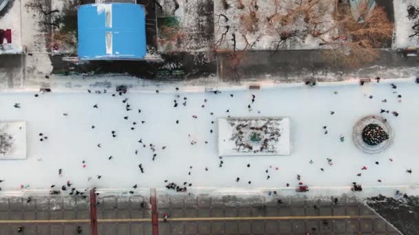 Di Khabarovsk, di tanggul sungai Amur, orang-orang berseluncur di arena seluncur besar. tampilkan dari atas dengan drone — Stok Video