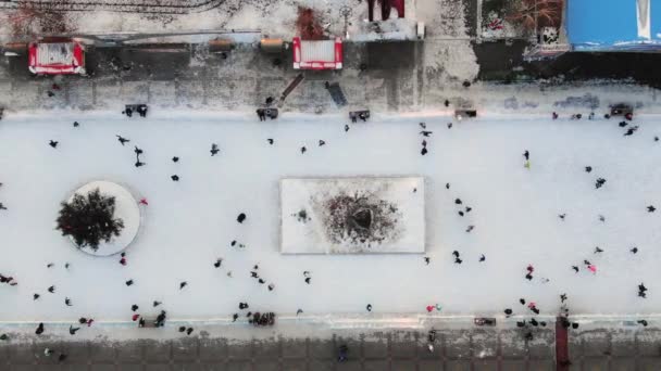 Di Khabarovsk, di tanggul sungai Amur, orang-orang berseluncur di arena seluncur besar. tampilkan dari atas dengan drone — Stok Video