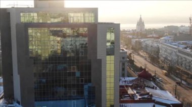 Khabarovsk bir İHA 'dan ateş ediyor. Muravyov-Amursky Caddesi. Şehir merkezi. ayna oluşturma