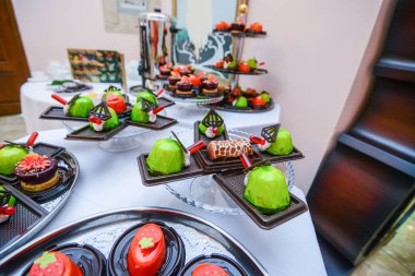 Farklı türde güzel pastalar, küçük renkli tatlı pastalar.