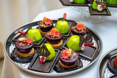 Farklı türde güzel pastalar, küçük renkli tatlı pastalar.