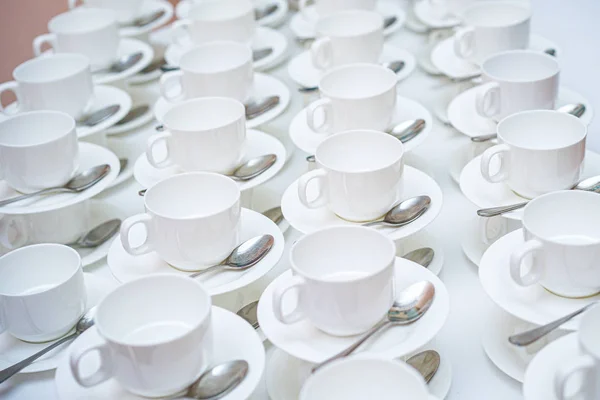 Spousta bílých šálků kávy. Top pohled na mnoho naskládaných v řadách prázdných čistých bílých šálků na čaj nebo kávu — Stock fotografie