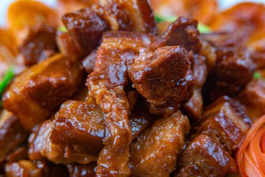 Masanın üzerinde. Mangal eti ve sebzeli deniz ürünleri. Domuz ızgara biftek, ızgara somon balığı, midye, karides, kurutulmuş domates, vişneli domates, bir bardak şarap. Piknik bbq partisi konsepti.