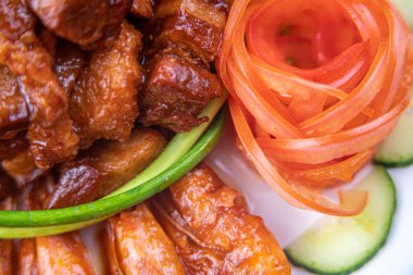 Masanın üzerinde. Mangal eti ve sebzeli deniz ürünleri. Domuz ızgara biftek, ızgara somon balığı, midye, karides, kurutulmuş domates, vişneli domates, bir bardak şarap. Piknik bbq partisi konsepti.