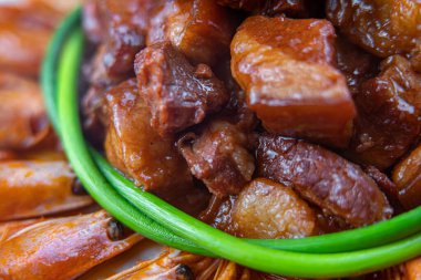 Masanın üzerinde. Mangal eti ve sebzeli deniz ürünleri. Domuz ızgara biftek, ızgara somon balığı, midye, karides, kurutulmuş domates, vişneli domates, bir bardak şarap. Piknik bbq partisi konsepti.