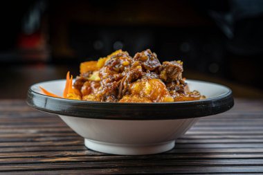 Patates bir plaka ile sığır eti güveç.