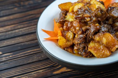 Patates bir plaka ile sığır eti güveç.