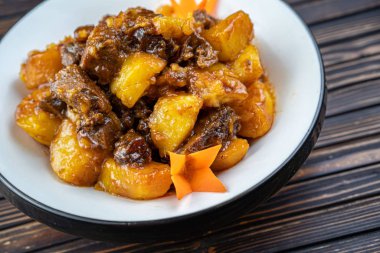 Patates bir plaka ile sığır eti güveç.
