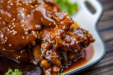 Haşlanmış lahana, ekmek, horseradish ve hardal ile Kızartma domuz knuckle servis