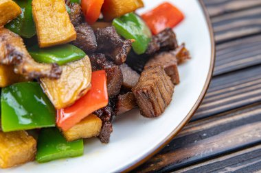 Patates bir plaka ile sığır eti güveç.