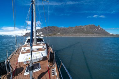 Antarktika 'da yelkenli teknesi, buzdağları ve deniz buzlarını aşan yat navigasyonu.