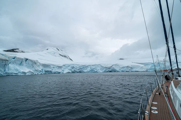 Плавучі човни в Антарктиді, яхти пливуть через айсберги та морський лід. — стокове фото