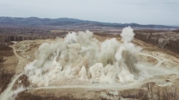 Esplosione in cava mineraria a cielo aperto  . — Video Stock