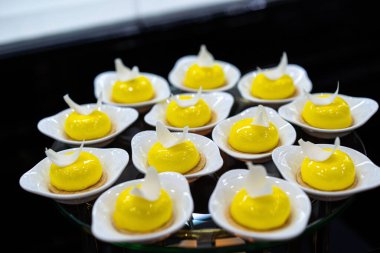 Tabağında yumurta olan bir kahvaltı tepsisi