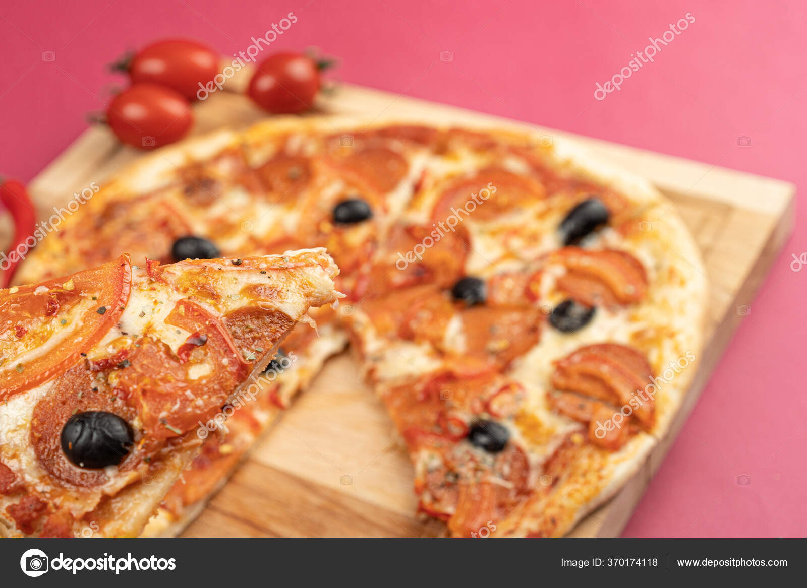 Plan Rapproche De La Pizza Isole Sur Un Fond Colore Pizza Entiere Image Libre De Droit Par Alex S C Plan Rapproche De La Pizza Isole Sur Un Fond Colore Pizza Entiere Image Libre De Droit Par Alex S C