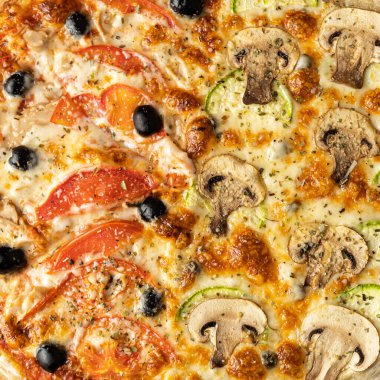 Pizza yakın plan. Mantarlı ve domatesli pizza.