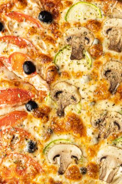 Pizza yakın plan. Mantarlı ve domatesli pizza.