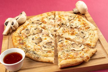 Pizza yakın plan, izole edilmiş, renkli bir arka planda. tüm pizza 