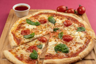 Pizza yakın plan, izole edilmiş, renkli bir arka planda. tüm pizza 