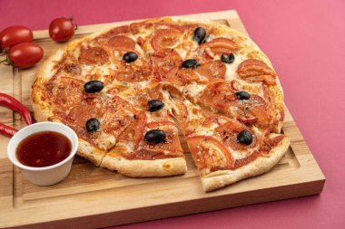 Pizza yakın plan, izole edilmiş, renkli bir arka planda. tüm pizza 