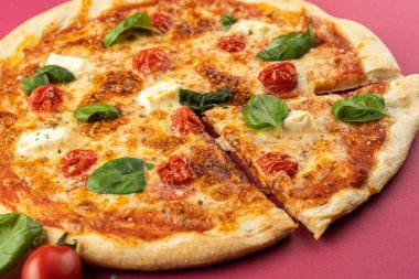 Pizza yakın plan, izole edilmiş, renkli bir arka planda. tüm pizza 