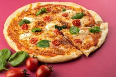 Pizza yakın plan, izole edilmiş, renkli bir arka planda. tüm pizza 