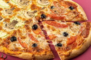 Pizza yakın plan, izole edilmiş, renkli bir arka planda. tüm pizza 