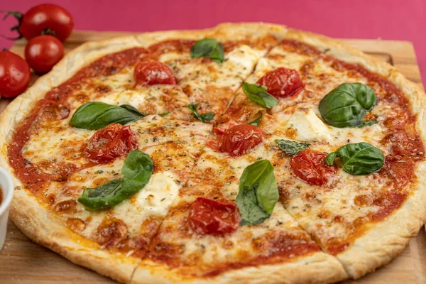 Pizza närbild, isolerad, mot en färgad bakgrund. hela pizzan — Stockfoto