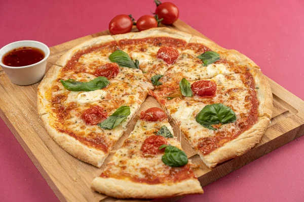 Pizza close-up, isolado, contra um fundo colorido. pizza inteira — Fotografia de Stock